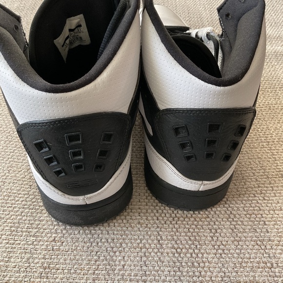 Nike Black and White Athletic Shoes main image 5